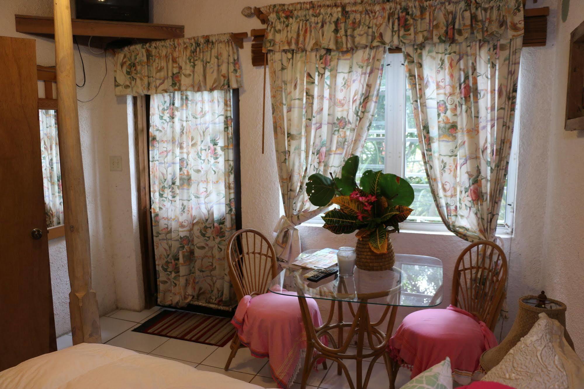 The Sugar Apple Lodging Dunmore Town 외부 사진